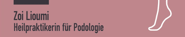 Zoi Lioumi, Heilpraktikerin für Podologie. Rosa Hintergrund, weiße Fußgrafik, schwarzer Text.