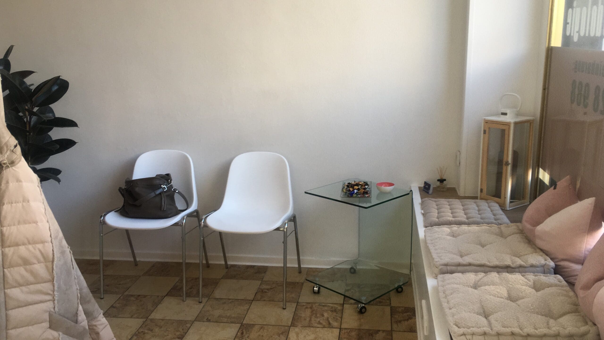 Wartezimmer mit Stühlen und gemütlichen Sitzkissen
